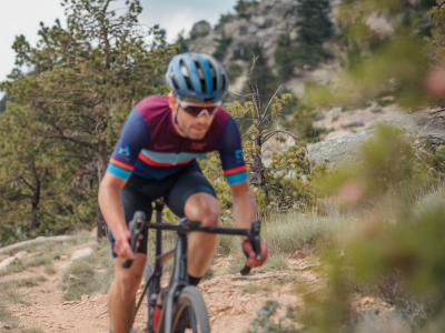 Comment adapter votre apport en électrolytes et boissons énergétiques pour éviter les crampes lors d'un enchaînement VTT + trail