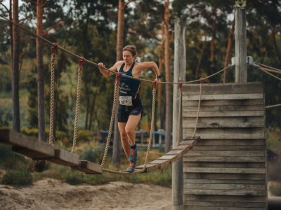 Comment planifier un entraînement à la corde pour améliorer votre passage d'obstacles en course OCR