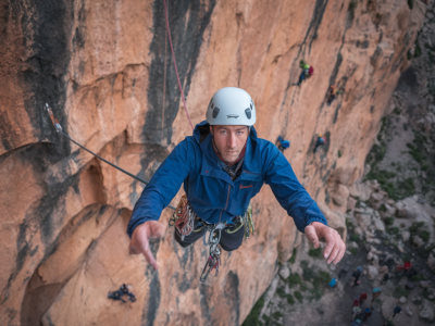 Comment intégrer la préparation mentale pour gérer la peur en escalade en grande voie
