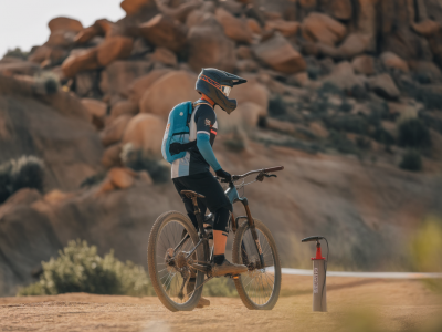 Comment organiser un ravitaillement minute par minute pour enchaîner  de vtt enduro puis 20 km de trail sans coup de pompe