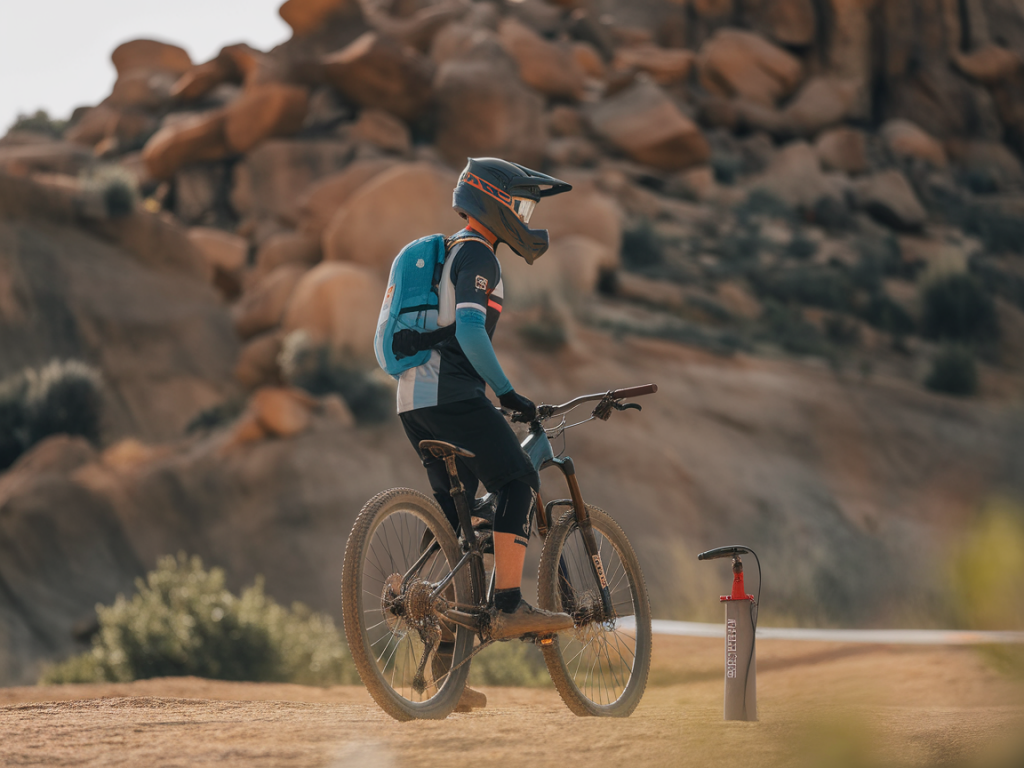 Comment organiser un ravitaillement minute par minute pour enchaîner  de vtt enduro puis 20 km de trail sans coup de pompe