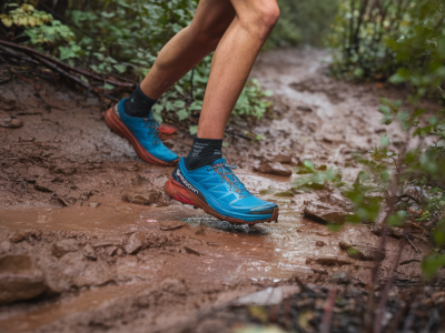 Test terrain comparatif : chaussures trail salomon speedcross vs hoka speedgoat sur sentier boueux et technique — méthodologie et verdict pratique