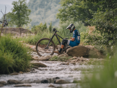 Comment organiser un ravitaillement minute par minute pour enchaîner  de VTT enduro puis  de trail sans coup de pompe